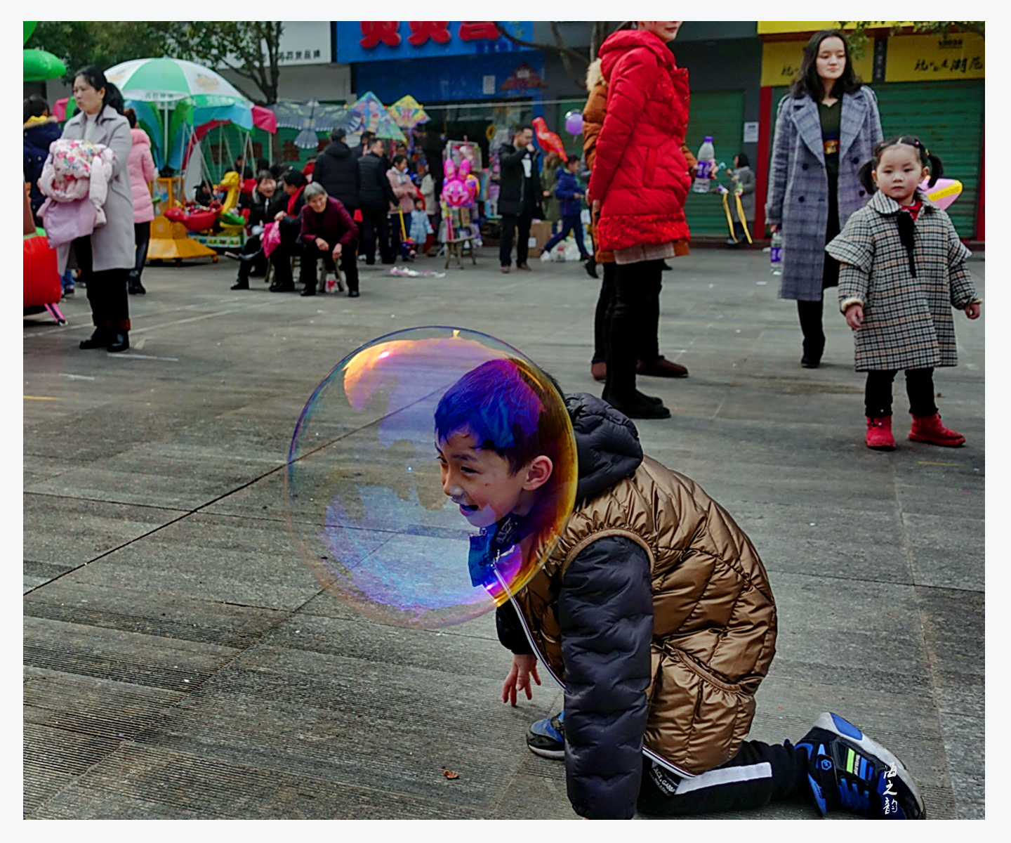 ���³�һ������Ѯ�(y��ng)ף���� �V��(ch��ng)һ�ǎׂ�(g��)���ӱM��Ĵ������ݣ������Ĕz�ǶȾ������������к����ƺ��^����������  Ѧ����   �z.jpg