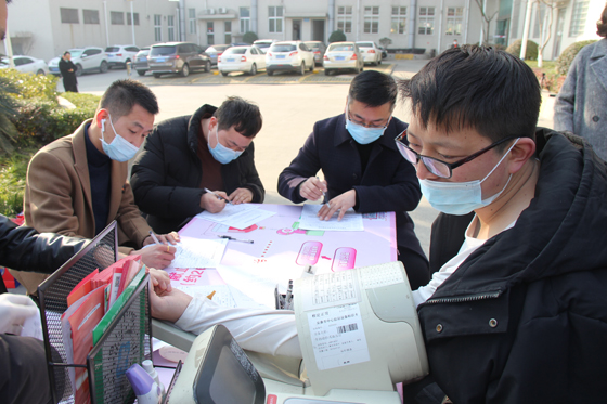 血液是生命的禮物——中國聯(lián)通安康市分公司、安康大數(shù)據(jù)運(yùn)營有限公司聯(lián)合開展冬季應(yīng)急獻(xiàn)血活動