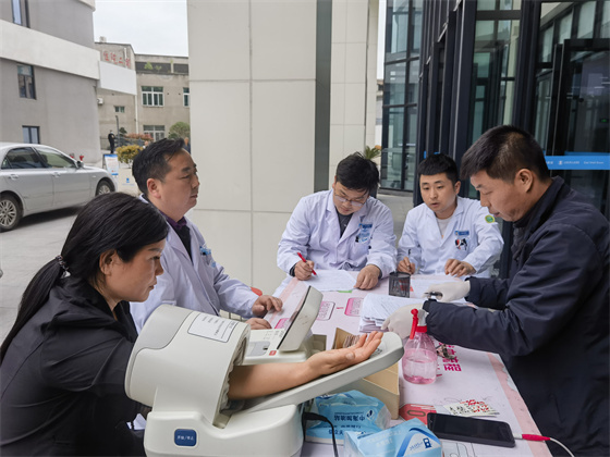 一“臂”之力，踐行醫(yī)者擔(dān)當(dāng)——安康市中心血站聯(lián)合漢濱區(qū)第三人民醫(yī)院開展無償獻(xiàn)血活動(dòng)