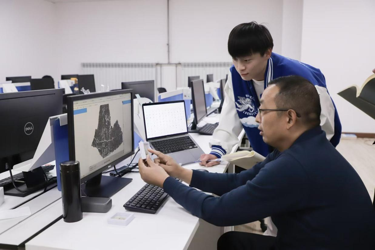 安陽師范學(xué)院甲骨文信息處理教育部重點(diǎn)實(shí)驗(yàn)室，劉永革正在給學(xué)生講甲骨文。受訪者供圖