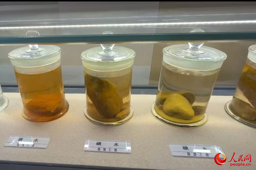 白河縣礦山生態(tài)修復(fù)科普教育示范基地展示的“磺水”。人民網(wǎng)記者 白鴿攝