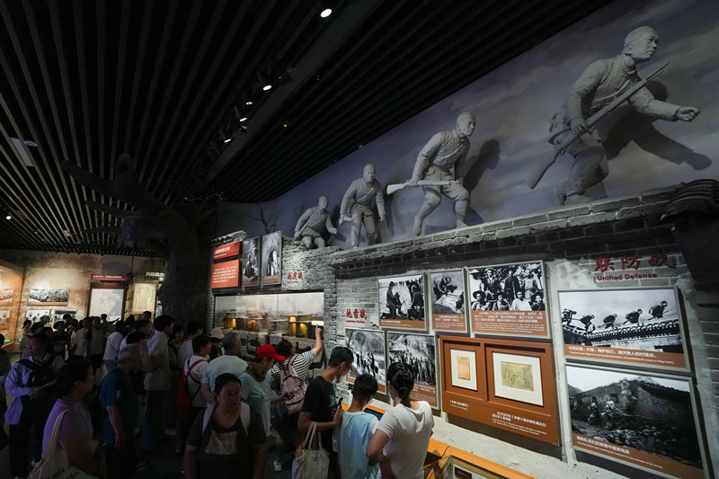 2025年7月8日，參觀者在中國人民抗日戰(zhàn)爭紀念館參觀《為了民族解放與世界和平》主題展覽。