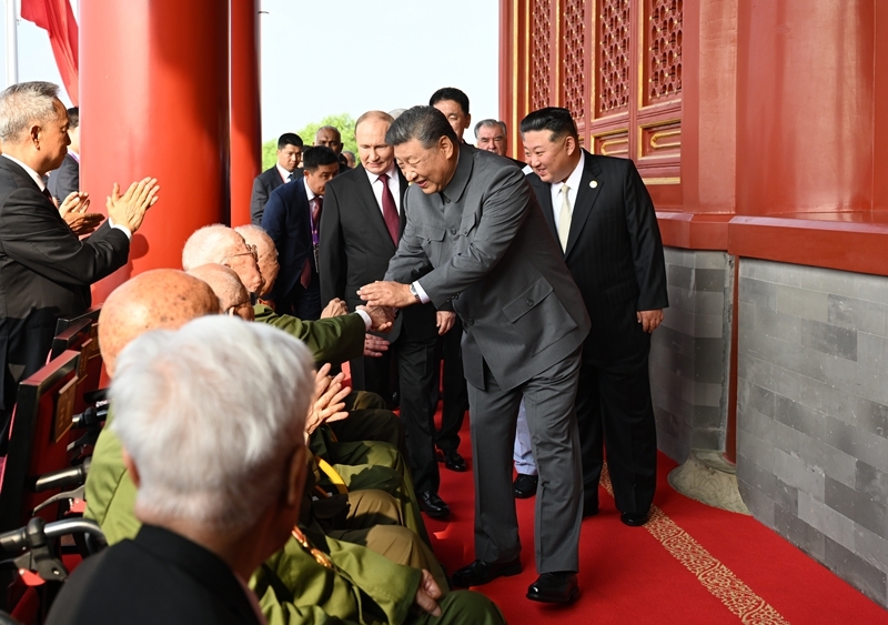 2025年9月3日，習近平總書記同抗戰(zhàn)老戰(zhàn)士老同志代表親切握手，向他們表示崇高敬意。