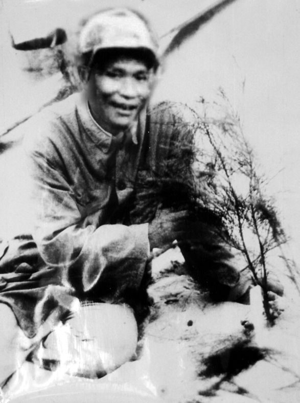 谷文昌與試種成活的木麻黃（資料照片）。