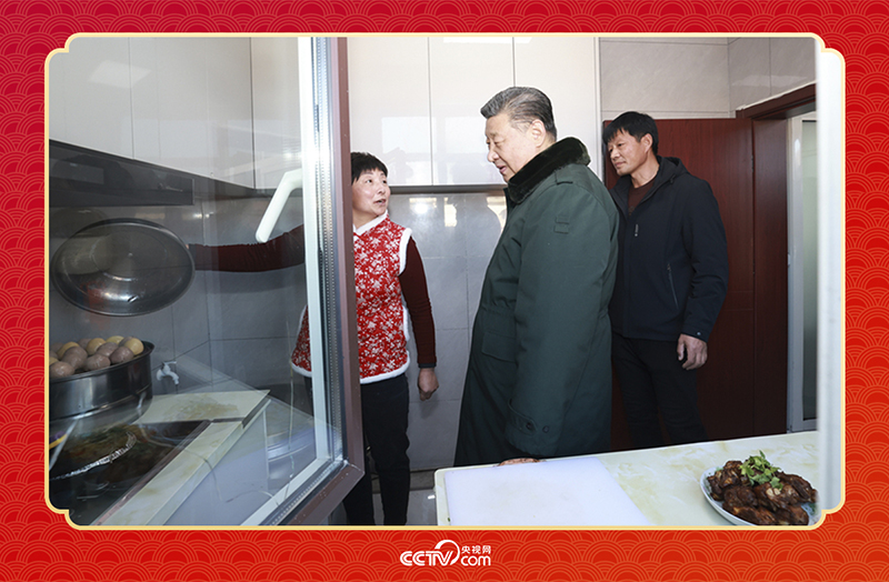 2025年春節(jié)前夕，習(xí)近平總書記在遼寧葫蘆島市綏中縣明水滿族鄉(xiāng)祝家溝村考察時(shí)，走進(jìn)村民朱西存家看望。