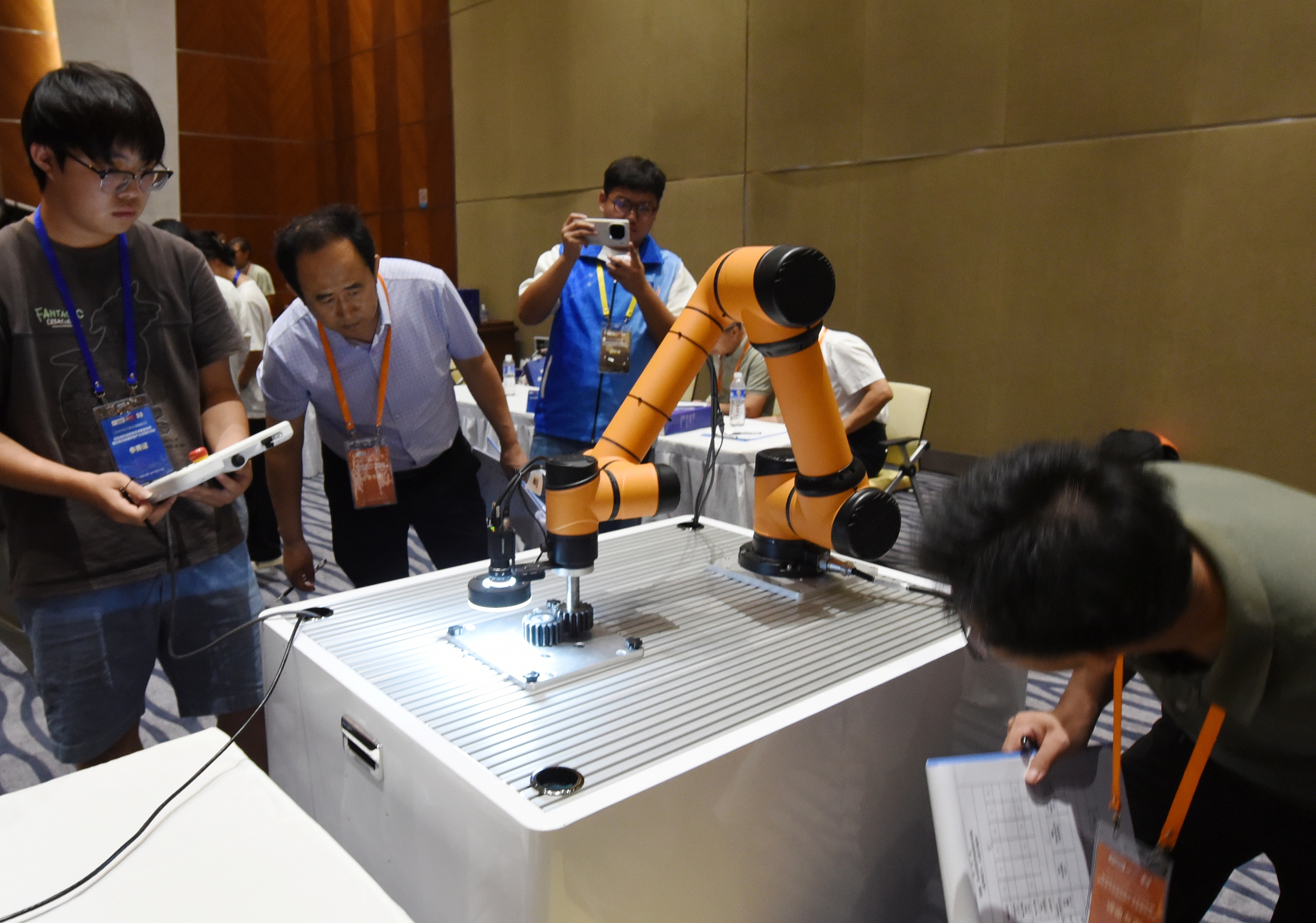 2025年中國大學生機械工程創(chuàng)新創(chuàng)意大賽智能精密裝配賽京津冀魯聯(lián)賽現(xiàn)場，評委對參賽選手進行實操調(diào)試評比。