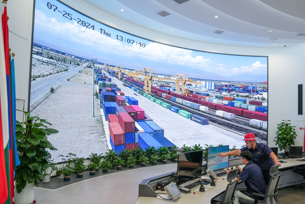 △ 在中哈（連云港）物流合作基地，工作人員通過“中哈物流場站”信息化跟蹤系統(tǒng)查看集裝箱運輸情況（2024年7月25日攝）。